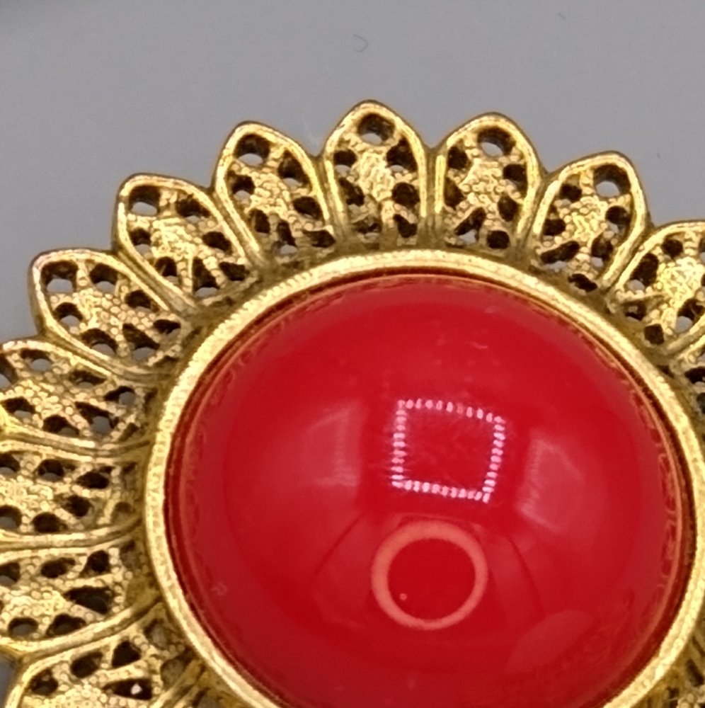 Red White Lucite Cabochon Gold tone Filigree Set of 2 Brooches Pin Vintage - Picture 8 of 16